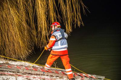 Ludwigsburg-Hoheneck: Diebe versenken wohl DRK Fahrzeug im Neckar - Grosseinsatz von Tauchern